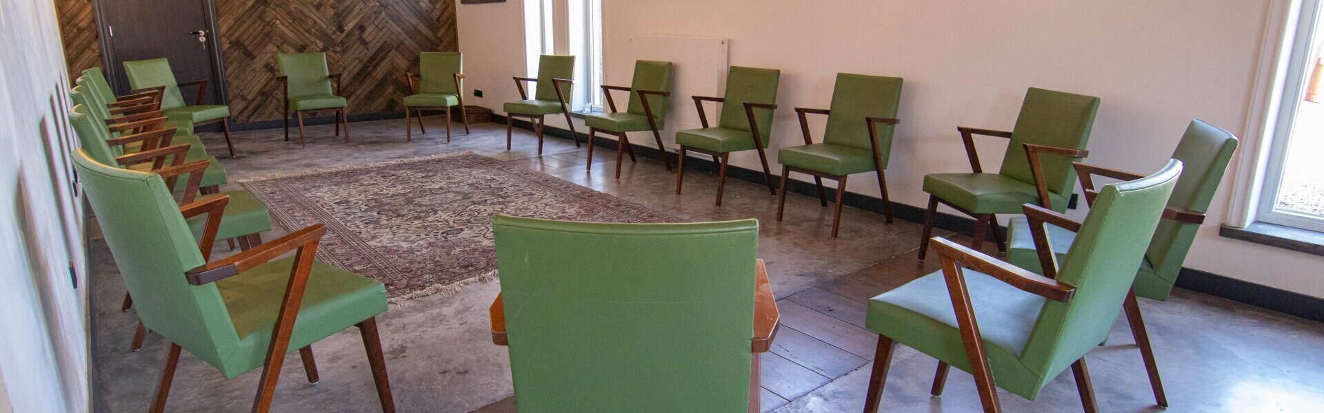 Groene stoelen 1