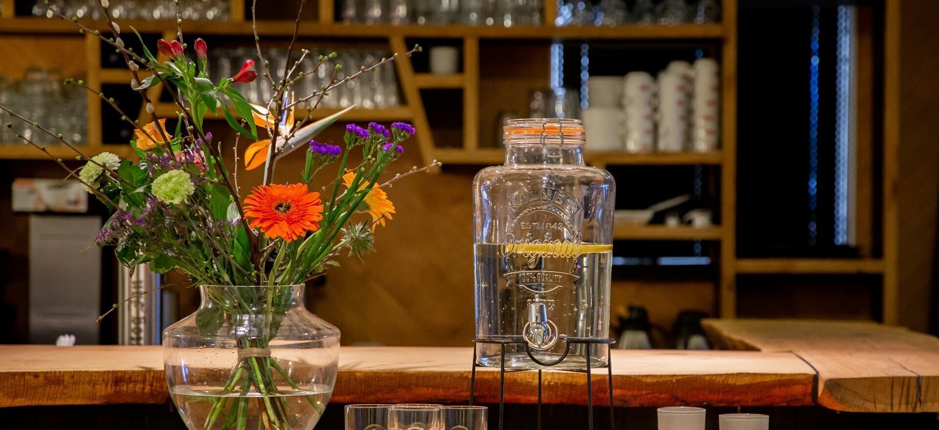 Bloemen en water